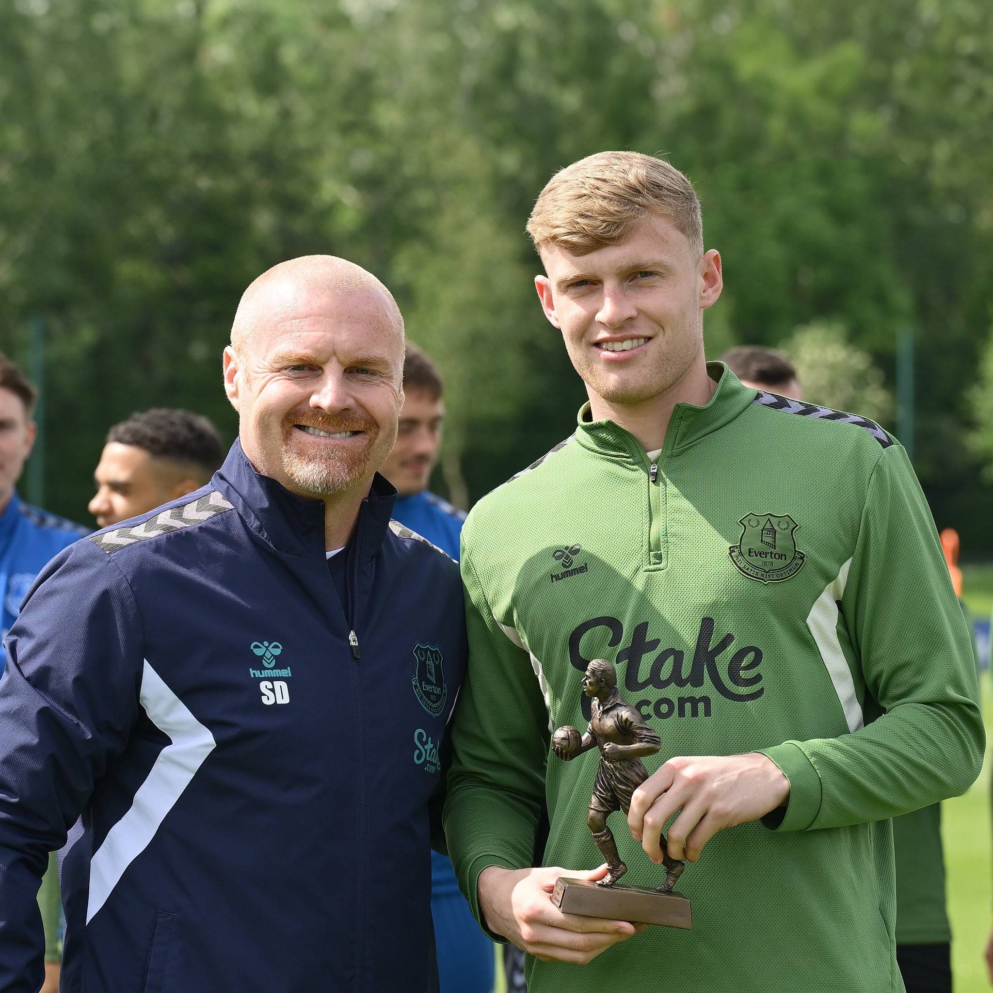 关于曼联签下年轻才华,引进新血液加强阵容的信息 关于曼联签下年轻才华,引进新血液加强阵容的信息