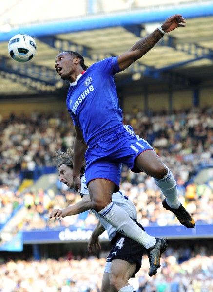 红蓝军团热血对决！掀起足球赛场风暴的简单介绍