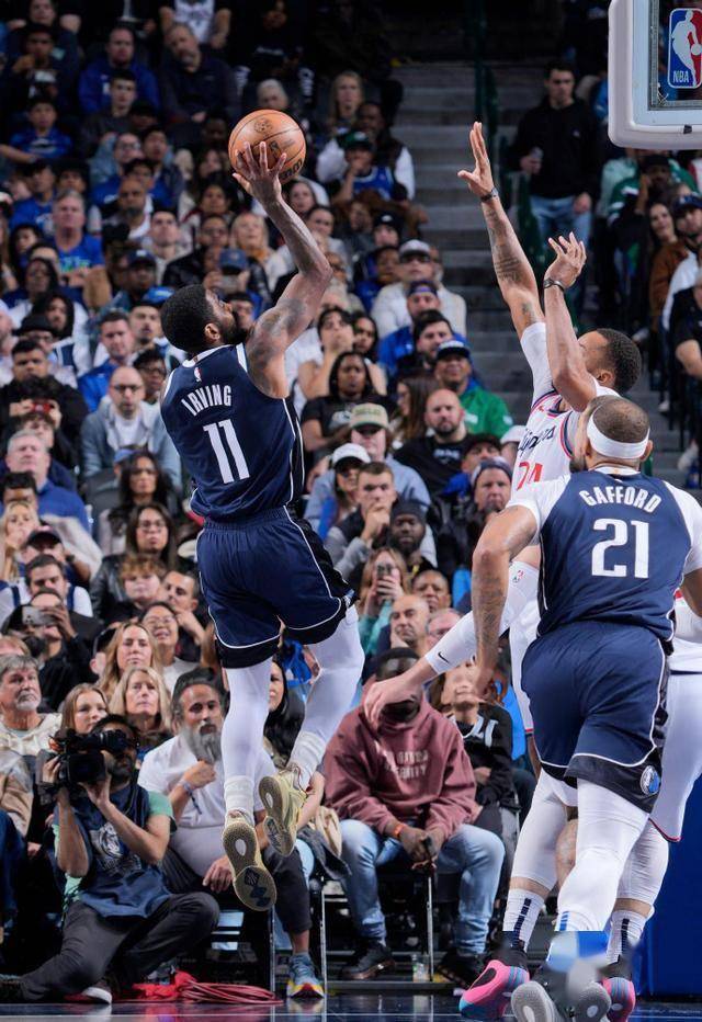 火箭客场击败独行侠，哈登三节分光芒万丈的简单介绍