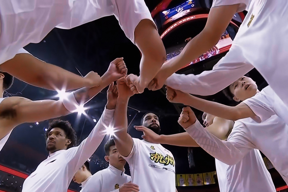 比赛中球员发挥出色,助球队夺得胜利 比赛中球员发挥出色,助球队夺得胜利