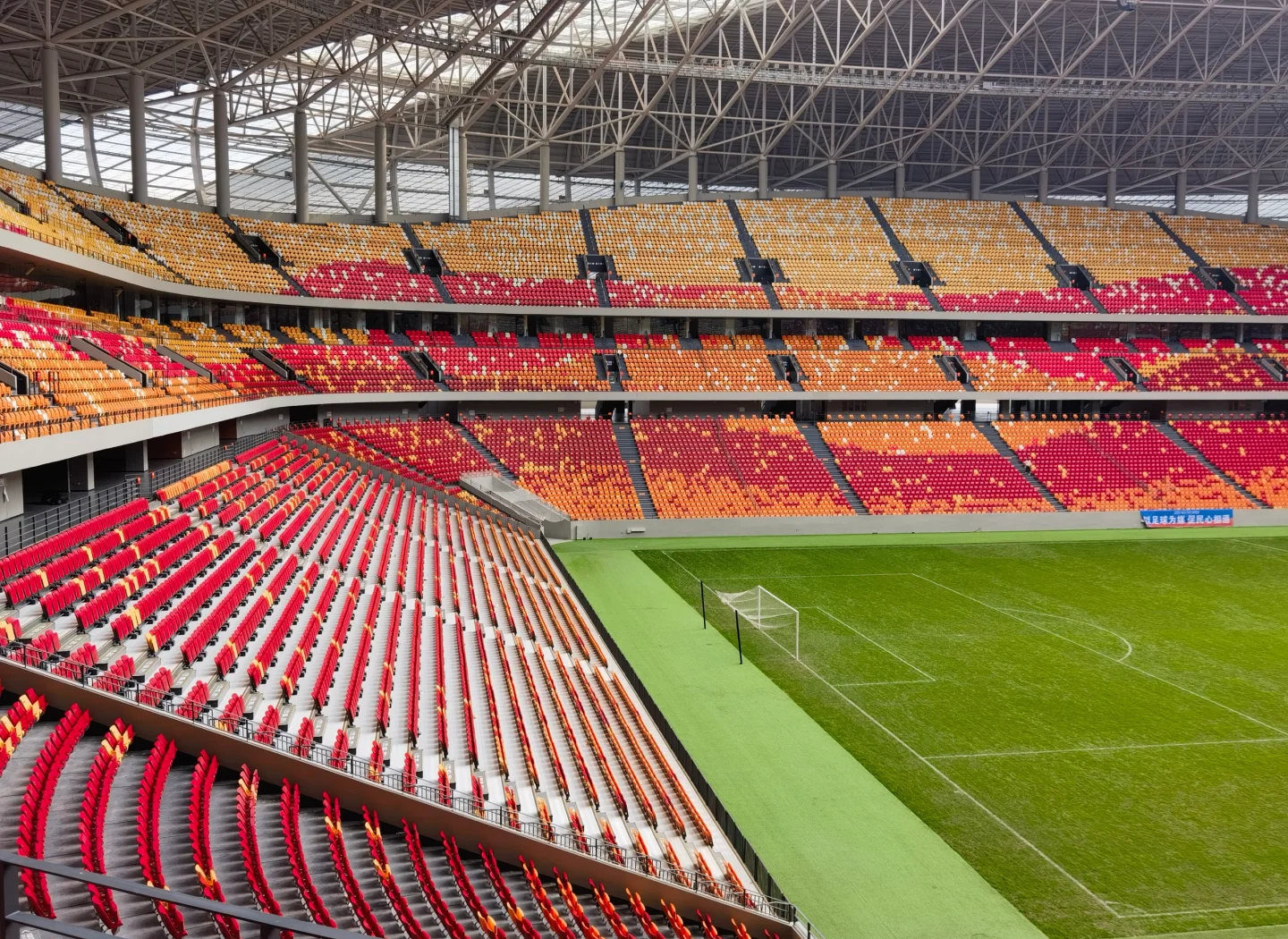 火爆足球场:壮观比赛背后的故事让人动容 火爆足球场:壮观比赛背后的故事让人动容