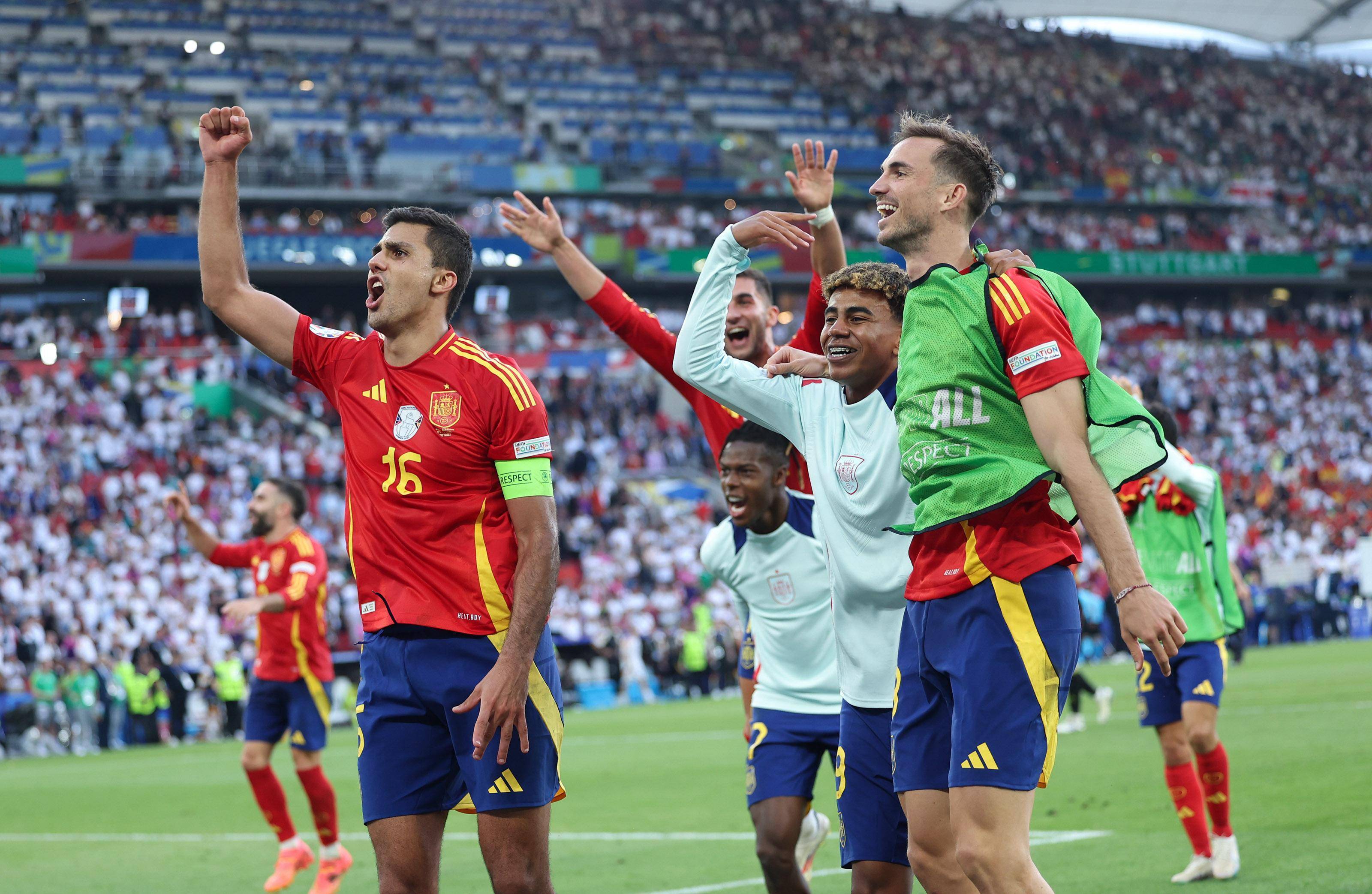 包含欧锦赛小组赛拉开帷幕，球队冲刺胜利的词条