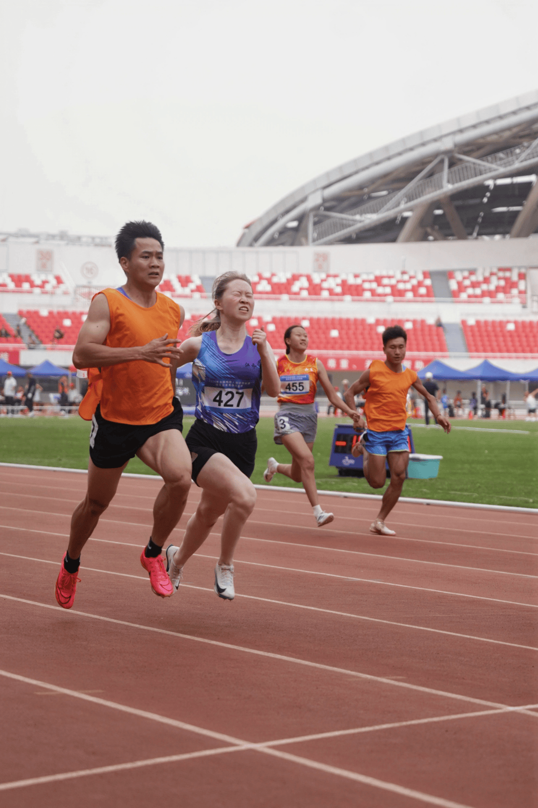 举重比赛中乌兹别克斯坦运动员勇夺金牌 举重比赛中乌兹别克斯坦运动员勇夺金牌