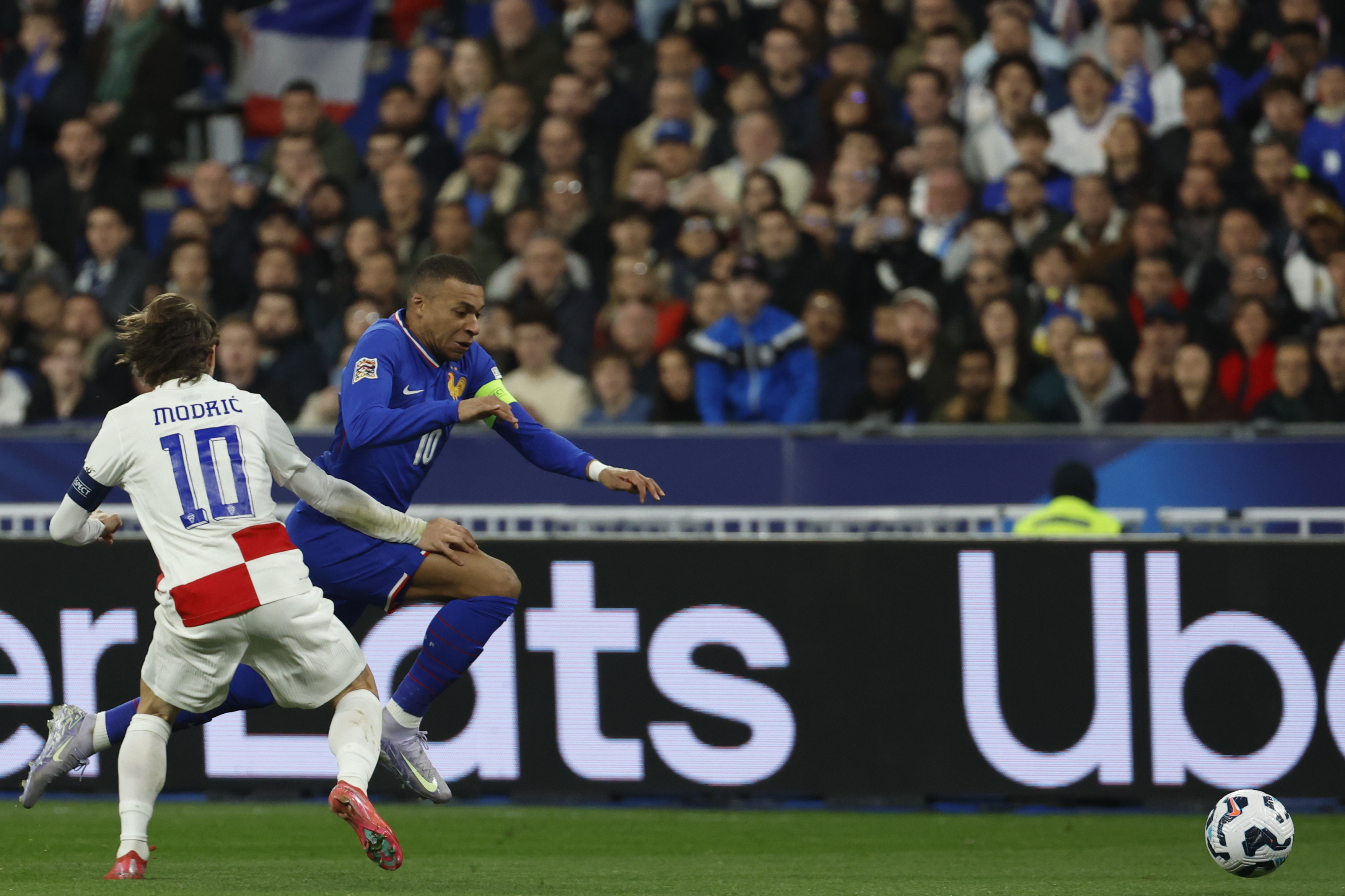 阿贾克斯力克马赛，成功晋级半决赛