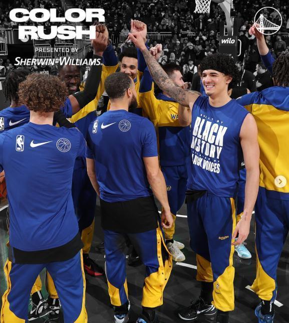 勇士全队表现出色,球员间默契配合 勇士全队表现出色,球员间默契配合