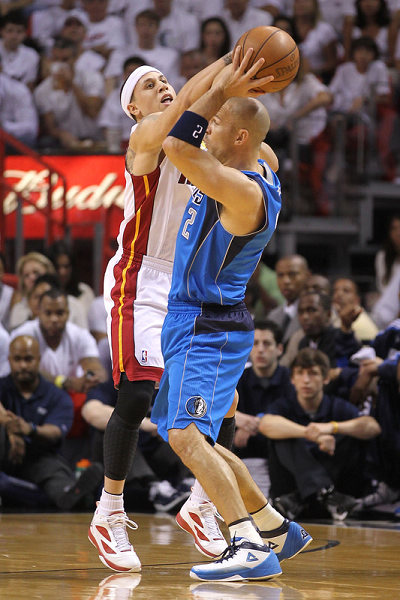 包含小牛队球迷狂热支持，主场气氛达到高潮的词条