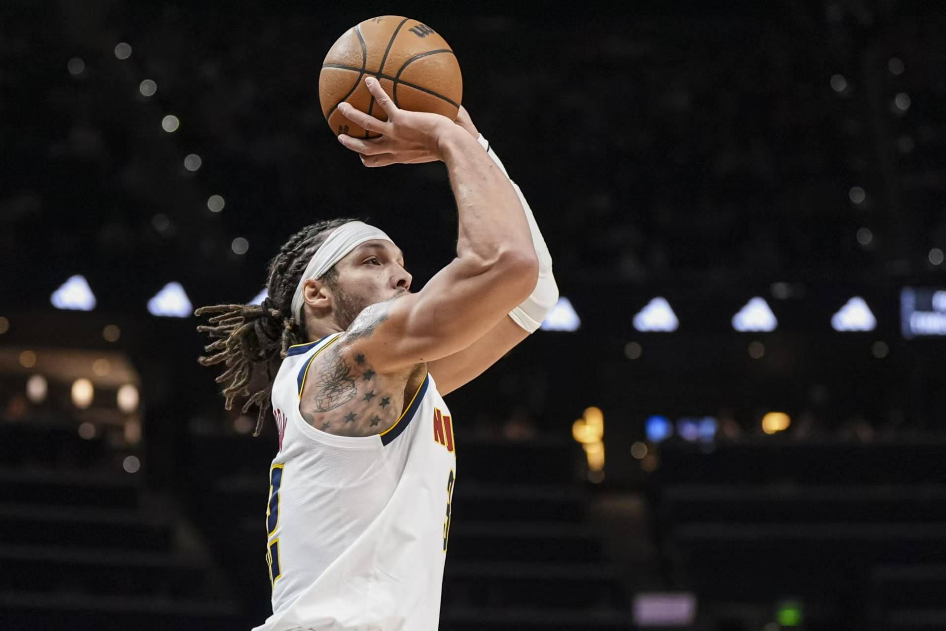 掘金客场大胜马刺乔治-卡尔表现抢眼