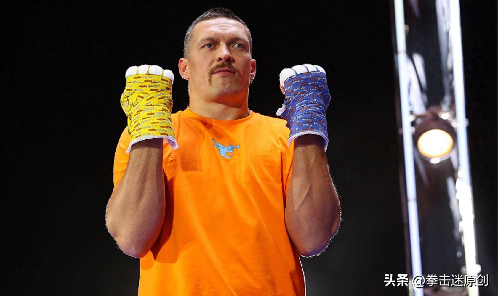 拳击比赛击倒对手，技术与体能俱佳