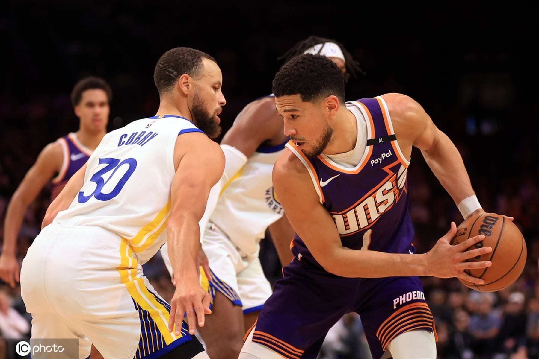 勇士对阵太阳,库里和布克的对决更加引发球迷热潮 勇士对阵太阳,库里和布克的对决更加引发球迷热潮