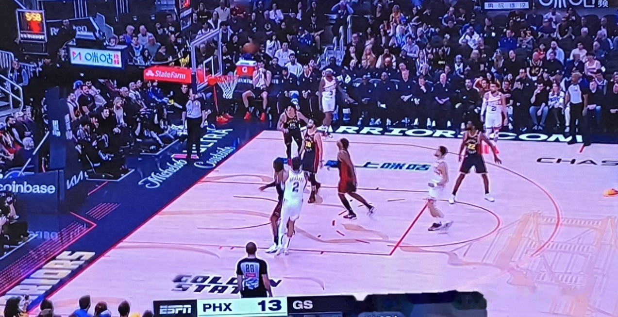 勇士对阵太阳,库里和布克的对决更加引发球迷热潮 勇士对阵太阳,库里和布克的对决更加引发球迷热潮