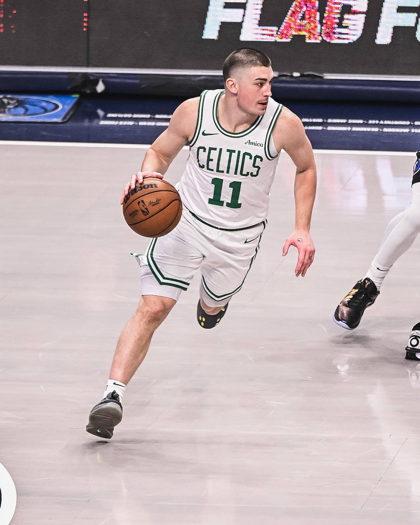 凯尔特人力克黄蜂，轻松取胜