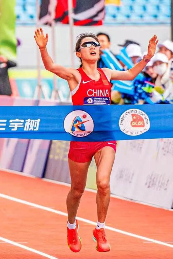 运动员们在比赛中取得紧张胜利 运动员们在比赛中取得紧张胜利