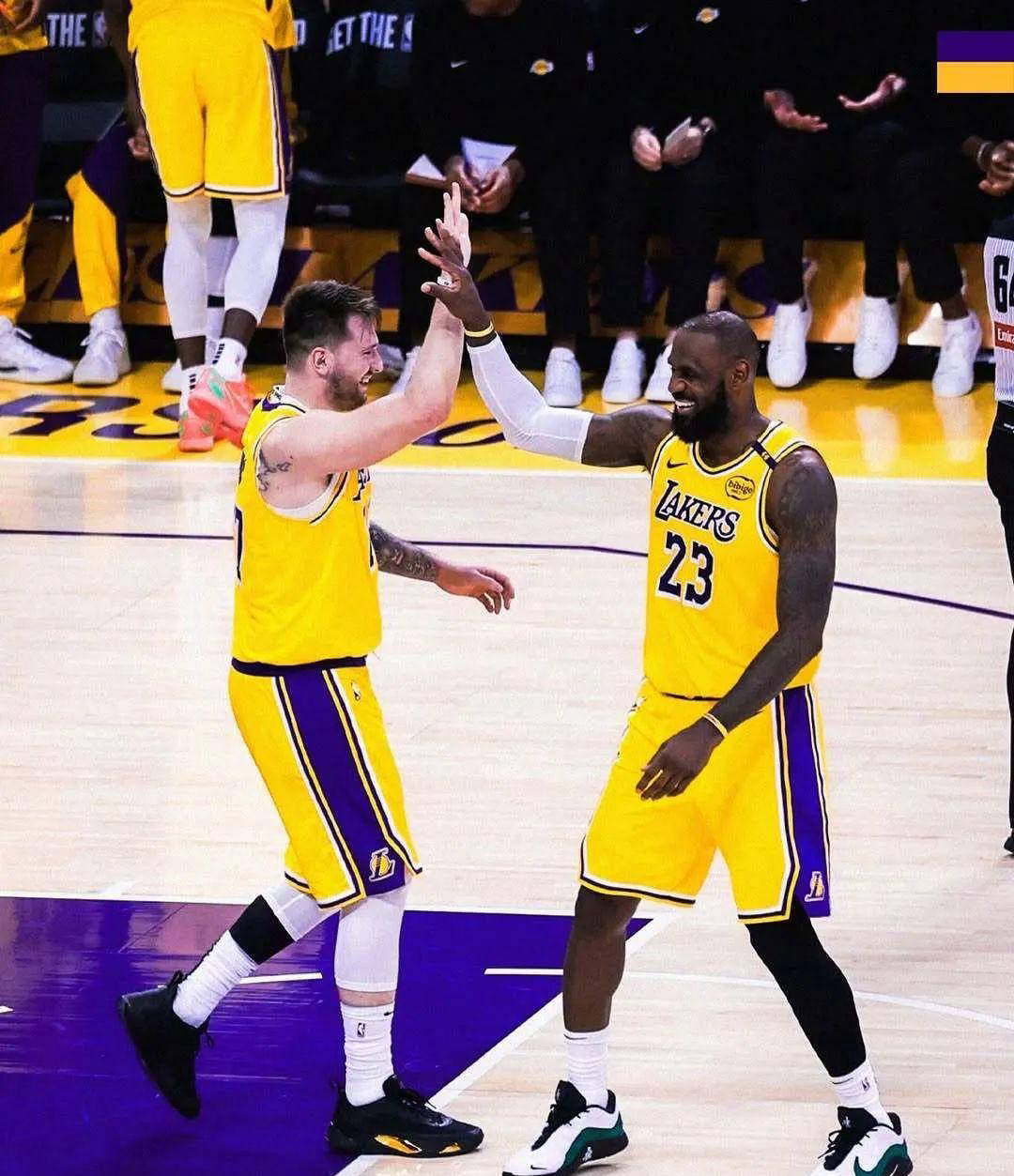 爵士客场大胜,士气高昂面对新赛季 爵士客场大胜,士气高昂面对新赛季