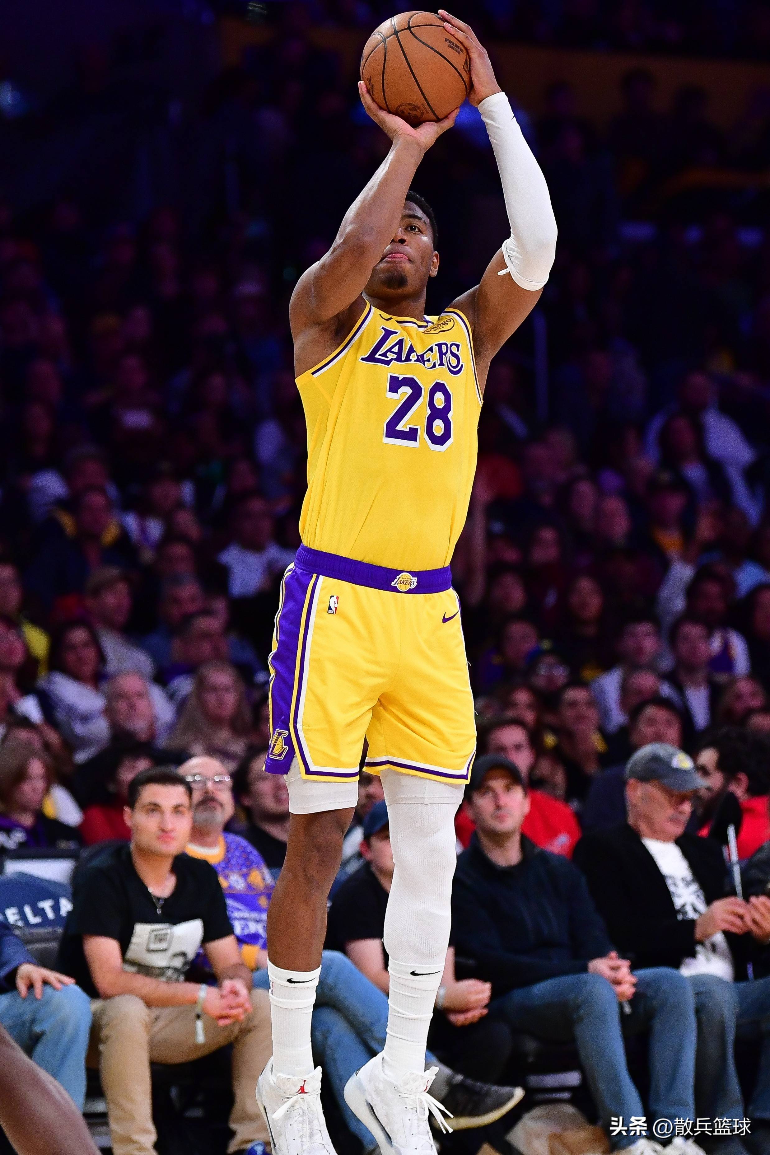 爵士客场大胜,士气高昂面对新赛季 爵士客场大胜,士气高昂面对新赛季