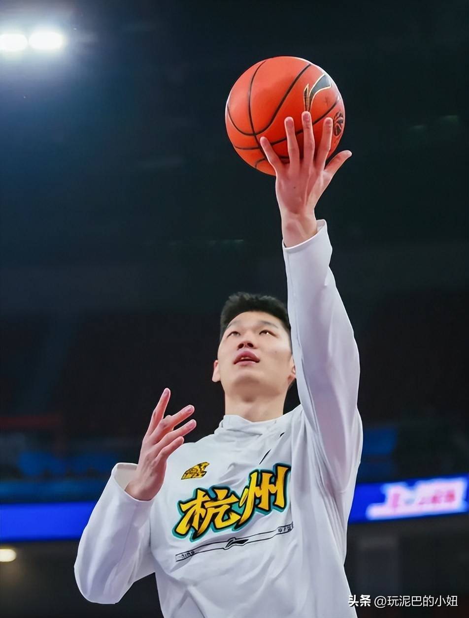 球员个人表现亮眼,被球迷称赞 球员个人表现亮眼,被球迷称赞