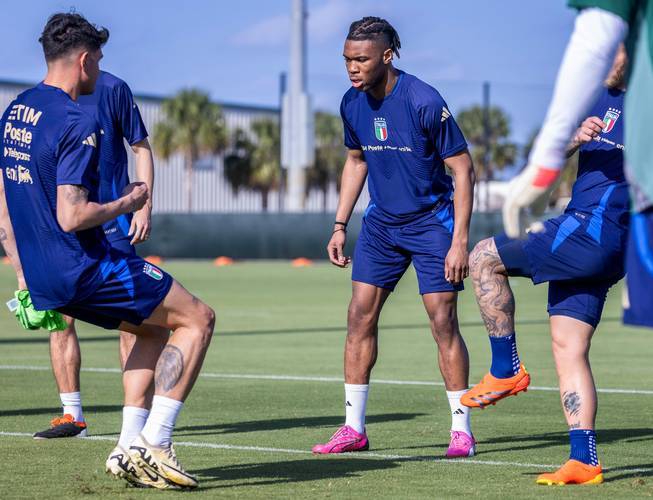 顶尖球队交锋,冠军赛季态势紧张 顶尖球队交锋,冠军赛季态势紧张