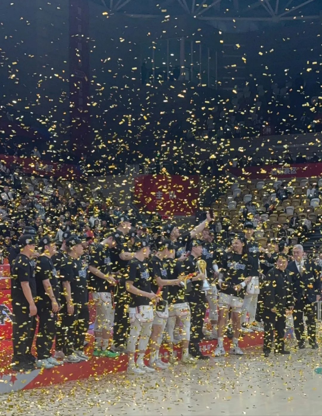 上海男篮争分夺秒备战即将到来的比赛 上海男篮争分夺秒备战即将到来的比赛