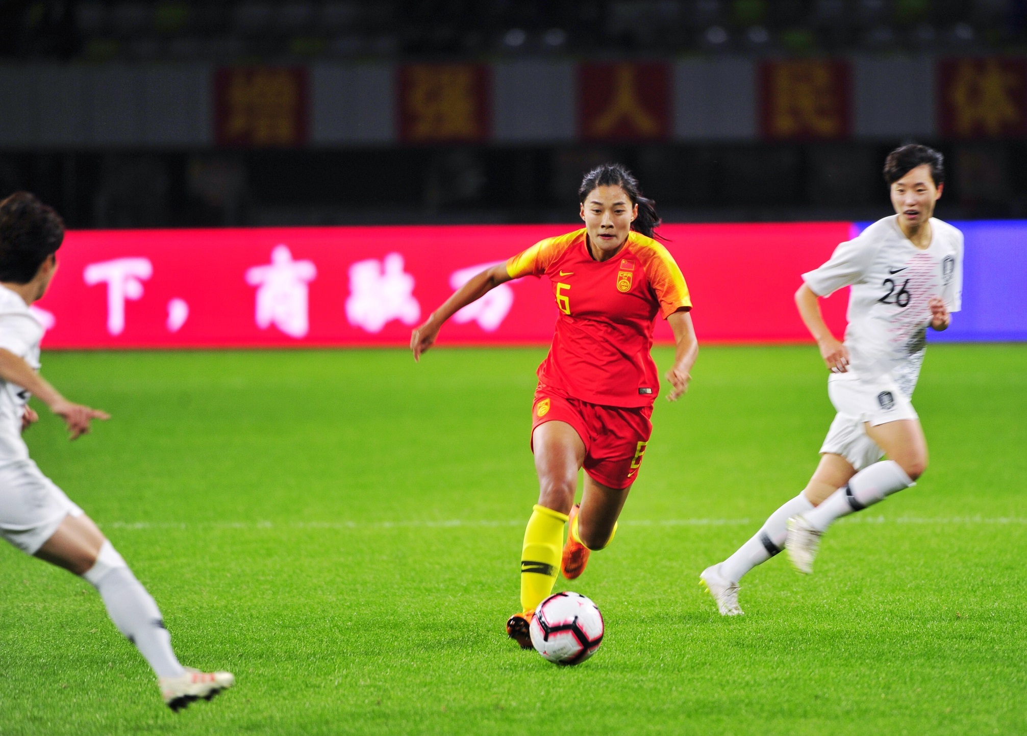 包含亚洲女足球赛上，中国队取得胜利的词条