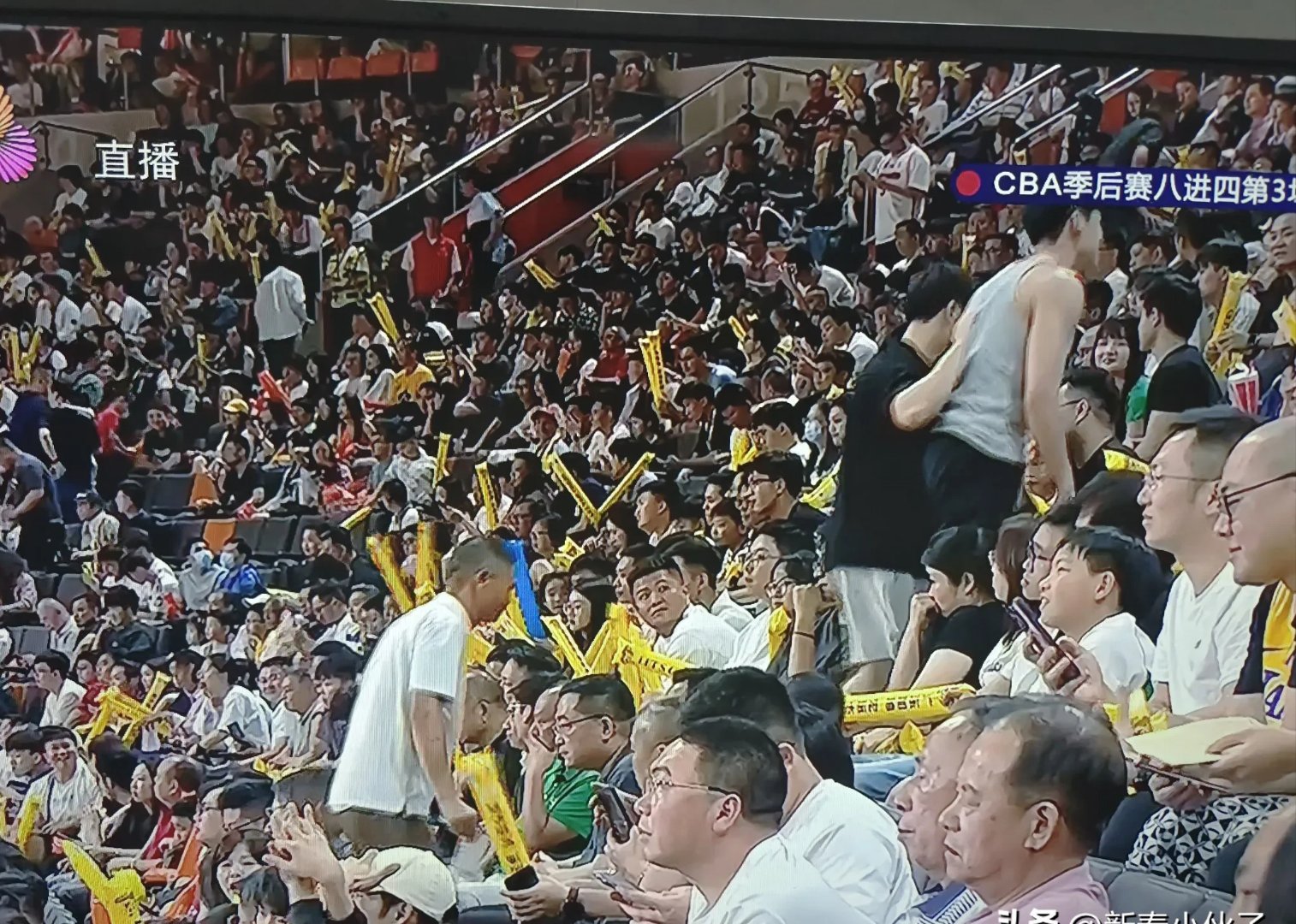 球队实力对抗激烈,场上比赛引发无数观众狂热的简单介绍 球队实力对抗激烈,场上比赛引发无数观众狂热的简单介绍