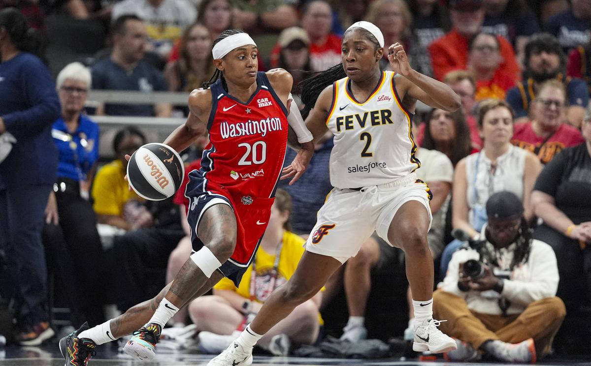 球队实力对抗激烈,场上比赛引发无数观众狂热的简单介绍 球队实力对抗激烈,场上比赛引发无数观众狂热的简单介绍