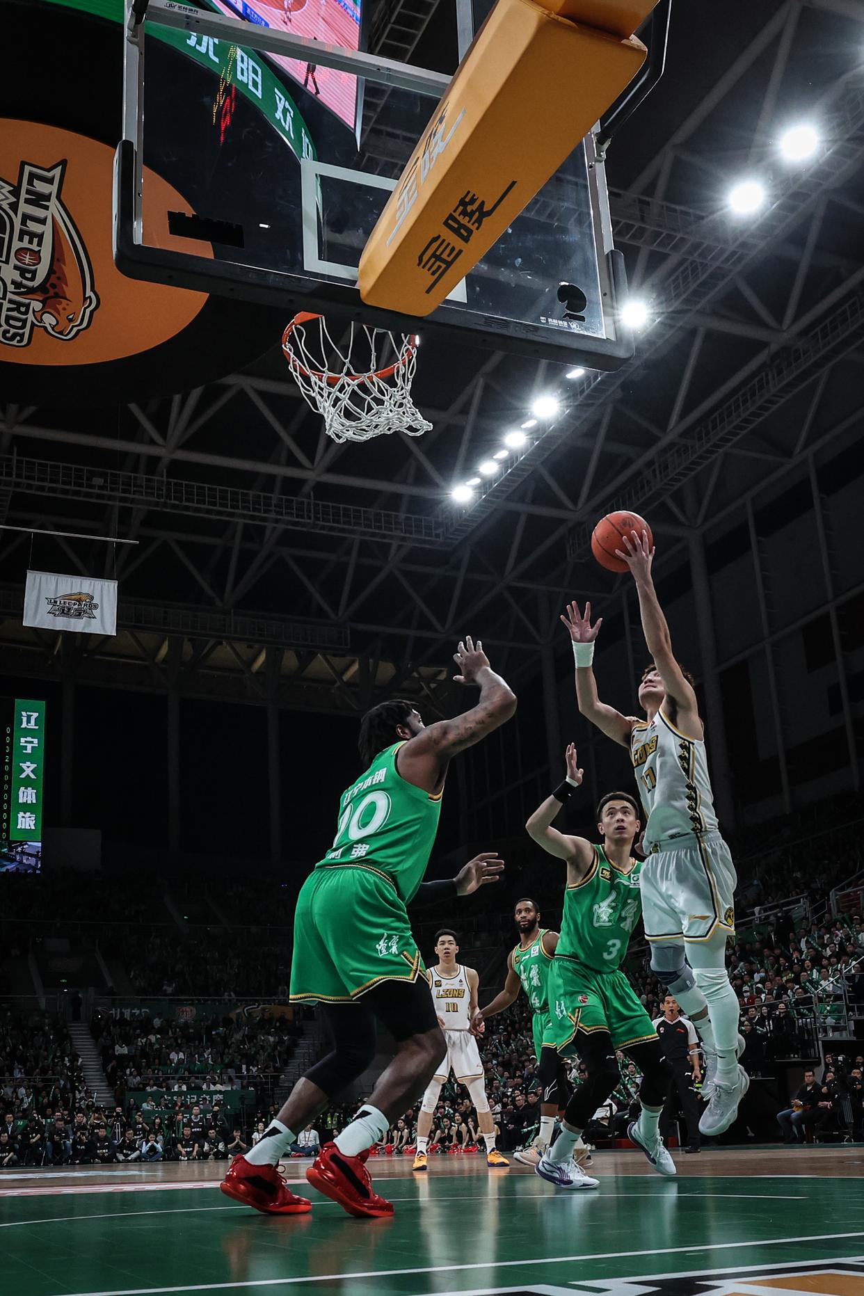 篮球球员训练成果显现，比赛状态逐渐提升