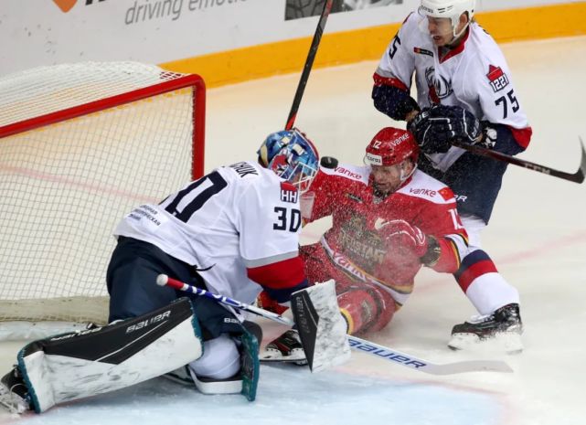 劲旅主场高歌凯旋，逆袭榜首势不可挡