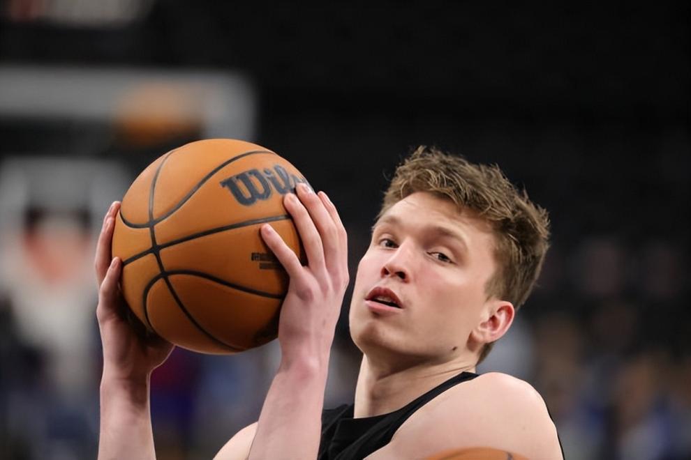 球队考察新秀球员，经过层层筛选确认签约