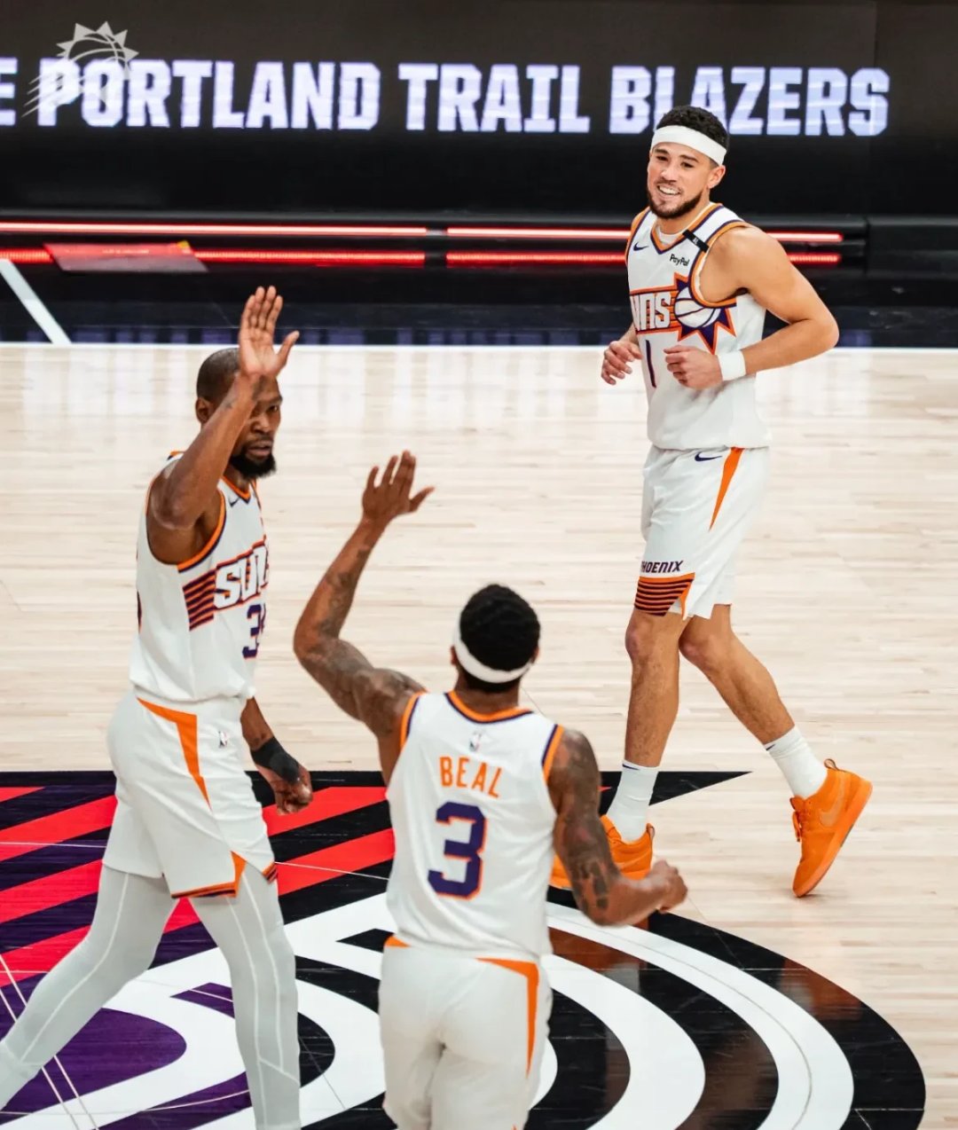 太阳客场击败独行侠,布克27分领跑全队 太阳客场击败独行侠,布克27分领跑全队