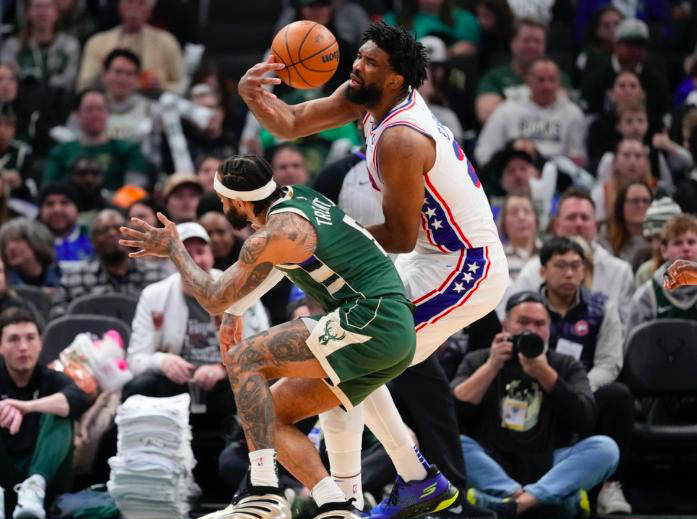 76人负雄鹿,恩比德表现低迷 76人负雄鹿,恩比德表现低迷