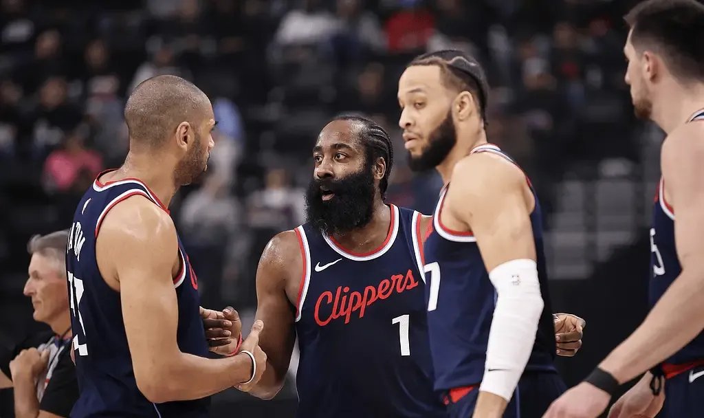 快船队战胜马刺队，结束两连败