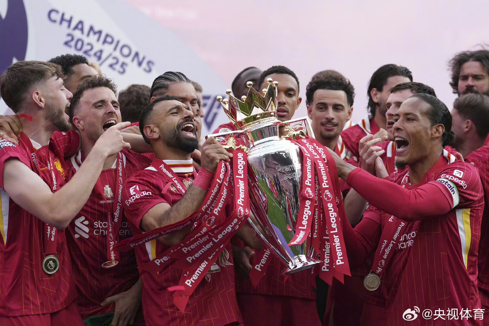 欧预赛精彩瞬间回顾，球迷热情高涨