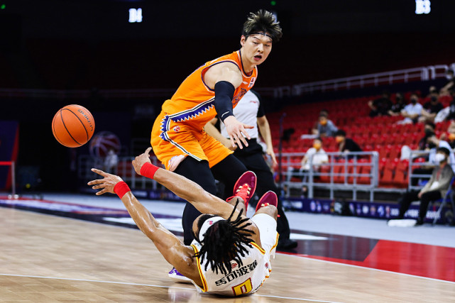 关于江苏队鏖战四川队，王哲林扛起全队的信息